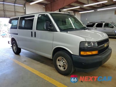 Czwarte zdjęcie samochodu z boku: 2018 CHEVROLET EXPRESS 2500 DELIVERY VAN VIN:1GCWGAFP5J1309328 - miniatura