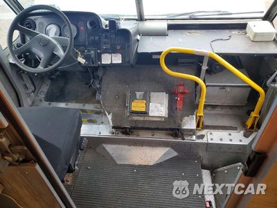 Zdjęcie 8 z 13 samochodu: 2005 FREIGHTLINER CHASSIS M LINE WALK-IN VAN VIN:4UZAANBW55CV06036 - miniatura