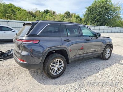 Trzecie zdjęcie samochodu z tyłu: 2025 JEEP GRAND CHEROKEE LAREDO VIN:1C4RJHAG1SC358742 - miniatura