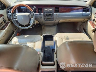 Zdjęcie 8 z 12 samochodu: 2006 LINCOLN TOWN CAR SIGNATURE LIMITED VIN:1LNHM82V96Y626151 - miniatura