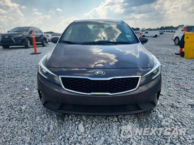 Piąte zdjęcie samochodu w środku: 2017 KIA FORTE LX VIN:3KPFL4A72HE144074 - miniatura