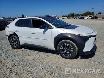 Czwarte zdjęcie samochodu z boku: 2023 TOYOTA BZ4X XLE VIN:JTMAAAAAXPA008447 - miniatura