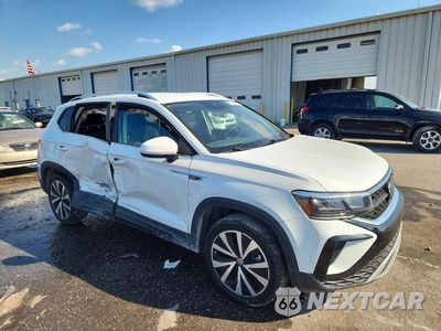 Czwarte zdjęcie samochodu z boku: 2022 VOLKSWAGEN TAOS SE VIN:3VVSX7B21NM089109 - miniatura