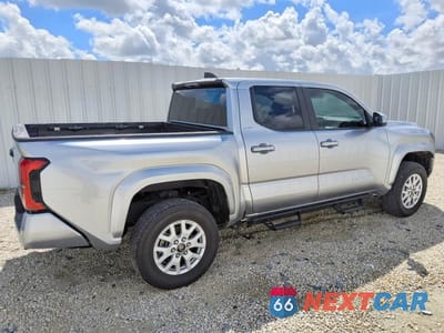 Trzecie zdjęcie samochodu z tyłu: 2025 TOYOTA TACOMA SR5 VIN:3TMKB5FNXSM031114 - miniatura