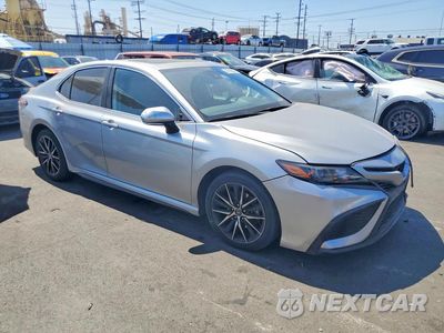 Czwarte zdjęcie samochodu z boku: 2021 TOYOTA CAMRY SE VIN:4T1T11AK1MU514157 - miniatura