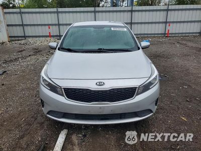 Piąte zdjęcie samochodu w środku: 2018 KIA FORTE LX VIN:3KPFK4A73JE262918 - miniatura