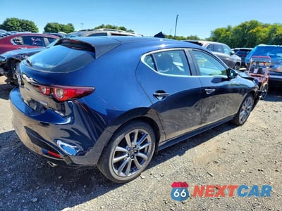 Trzecie zdjęcie samochodu z tyłu: 2023 MAZDA 3 SELECT VIN:JM1BPAKM8P1622991 - miniatura