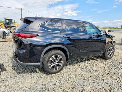 Trzecie zdjęcie samochodu z tyłu: 2021 TOYOTA HIGHLANDER HYBRID XLE VIN:5TDGBRCH7MS040027 - miniatura
