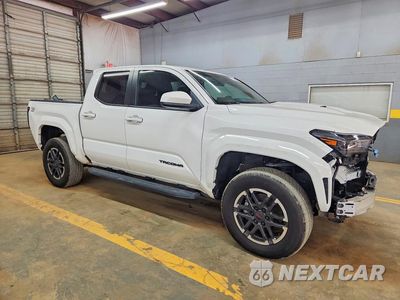 Czwarte zdjęcie samochodu z boku: 2024 TOYOTA TACOMA TRD SPORT VIN:3TYKB5FN3RT008191 - miniatura
