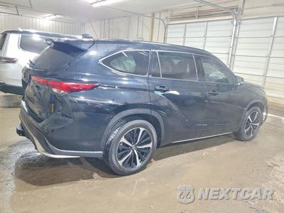 Trzecie zdjęcie samochodu z tyłu: 2022 TOYOTA HIGHLANDER XSE VIN:5TDJZRBH0NS189271 - miniatura