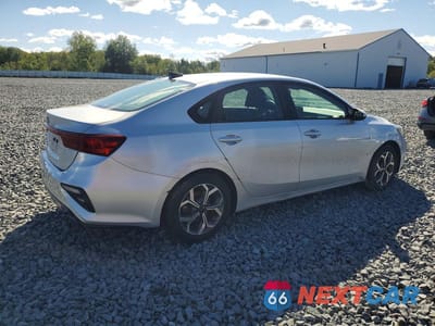 Trzecie zdjęcie samochodu z tyłu: 2020 KIA FORTE LXS VIN:3KPF24AD1LE216271 - miniatura
