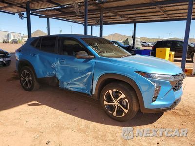 Czwarte zdjęcie samochodu z boku: 2025 CHEVROLET TRAX 1RS VIN:KL77LGEP3SC147254 - miniatura
