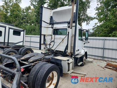 Trzecie zdjęcie samochodu z tyłu: 2018 VOLVO VNL SEMI TRUCK VIN:4V4N39TG3JN892621 - miniatura