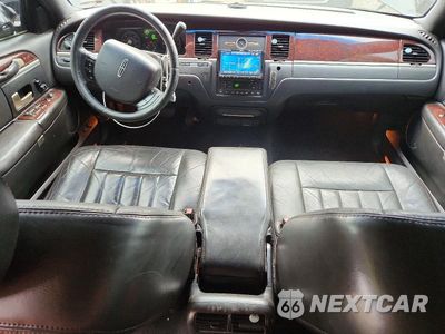 Zdjęcie 8 z 12 samochodu: 2006 LINCOLN TOWN CAR EXECUTIVE L VIN:1LNHM84W26Y645971 - miniatura
