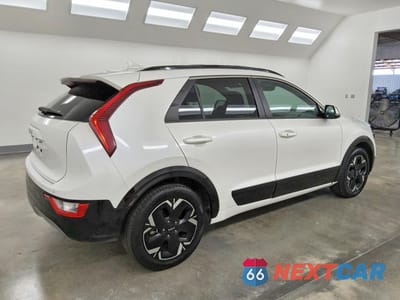 Trzecie zdjęcie samochodu z tyłu: 2023 KIA NIRO WIND VIN:KNDCR3L14P5034254 - miniatura