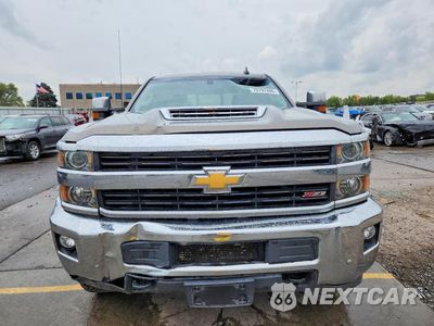 Piąte zdjęcie samochodu w środku: 2017 CHEVROLET SILVERADO K2500 HEAVY DUTY LTZ VIN:1GC2KWEY9HZ200046 - miniatura