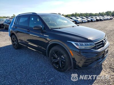 Czwarte zdjęcie samochodu z boku: 2024 VOLKSWAGEN TIGUAN SE R-LINE BLACK VIN:3VV8B7AX0RM018589 - miniatura