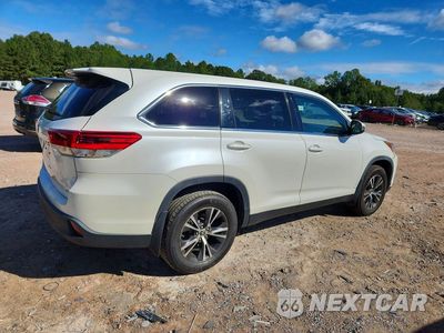 Trzecie zdjęcie samochodu z tyłu: 2019 TOYOTA HIGHLANDER LE VIN:5TDBZRFH1KS990219 - miniatura