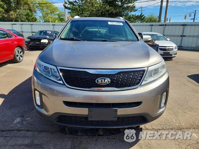 Piąte zdjęcie samochodu w środku: 2015 KIA SORENTO LX VIN:5XYKTDA61FG638528 - miniatura