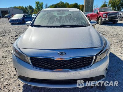 Piąte zdjęcie samochodu w środku: 2017 KIA FORTE LX VIN:3KPFL4A74HE144125 - miniatura