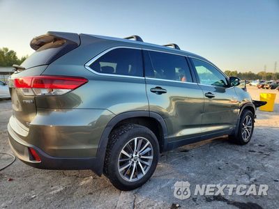 Trzecie zdjęcie samochodu z tyłu: 2019 TOYOTA HIGHLANDER HYBRID XLE VIN:5TDJGRFH2KS055339 - miniatura