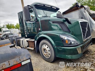 Czwarte zdjęcie samochodu z boku: 2013 VOLVO VNL SEMI TRUCK VIN:4V4NC9EG0DN137394 - miniatura