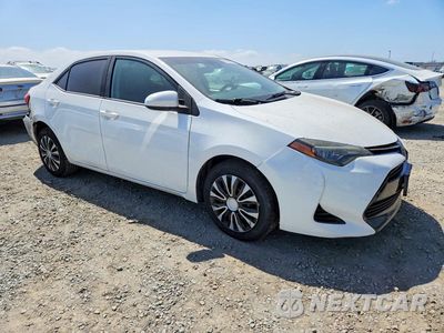 Czwarte zdjęcie samochodu z boku: 2018 TOYOTA COROLLA LE VIN:5YFBURHE6JP765822 - miniatura