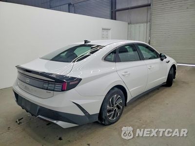 Trzecie zdjęcie samochodu z tyłu: 2026 HYUNDAI SONATA HYBRID BLUE VIN:KMHL24JJ0TA150853 - miniatura