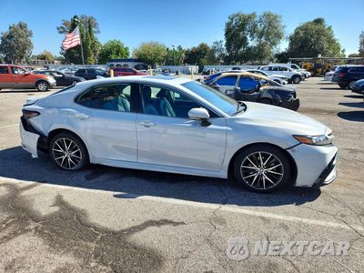 Czwarte zdjęcie samochodu z boku: 2022 TOYOTA CAMRY HYBRID SE VIN:4T1S31AK3NU039893 - miniatura