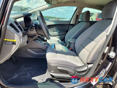 Zdjęcie 7 z 12 samochodu: 2017 KIA FORTE LX VIN:3KPFL4A72HE080604 - miniatura