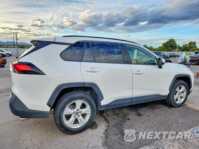 Trzecie zdjęcie samochodu z tyłu: 2019 TOYOTA RAV4 XLE VIN:JTMP1RFV7KJ002084 - miniatura