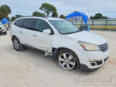 Czwarte zdjęcie samochodu z boku: 2017 CHEVROLET TRAVERSE LT VIN:1GNKRGKD4HJ210153 - miniatura