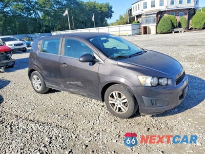 Czwarte zdjęcie samochodu z boku: 2015 CHEVROLET SONIC LT VIN:1G1JC6SG0F4125051 - miniatura