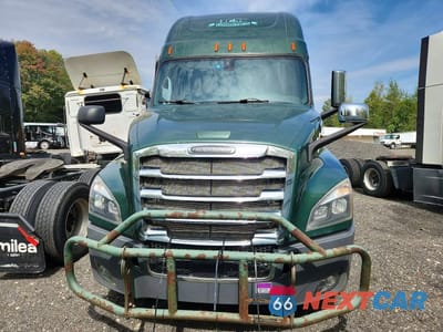 Piąte zdjęcie samochodu w środku: 2018 FREIGHTLINER CASCADIA 126 VIN:3AKJHHDR7JSHU5624 - miniatura