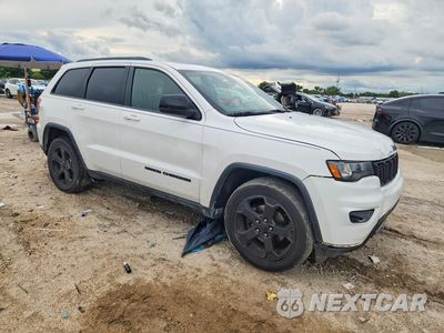 Czwarte zdjęcie samochodu z boku: 2019 JEEP GRAND CHEROKEE LAREDO VIN:1C4RJEAG4KC572770 - miniatura