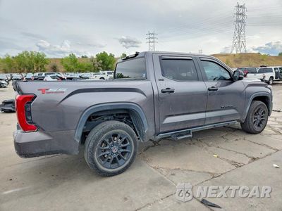 Trzecie zdjęcie samochodu z tyłu: 2022 TOYOTA TUNDRA SR5 VIN:5TFLA5DB9NX015100 - miniatura