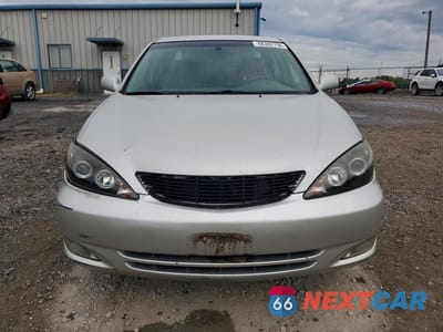 Piąte zdjęcie samochodu w środku: 2004 TOYOTA CAMRY XLE VIN:4T1BE30KX4U275365 - miniatura
