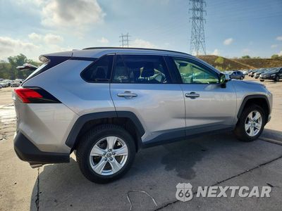 Trzecie zdjęcie samochodu z tyłu: 2020 TOYOTA RAV4 HYBRID XLE VIN:JTMRWRFV0LJ035150 - miniatura