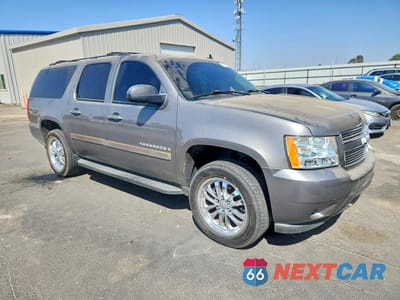 Czwarte zdjęcie samochodu z boku: 2007 CHEVROLET SUBURBAN C1500 VIN:1GNFC16087J248510 - miniatura