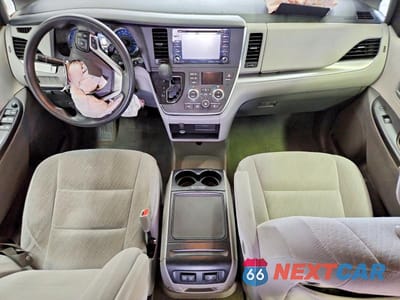 Zdjęcie 8 z 13 samochodu: 2018 TOYOTA SIENNA LE VIN:5TDKZ3DC1JS923607 - miniatura