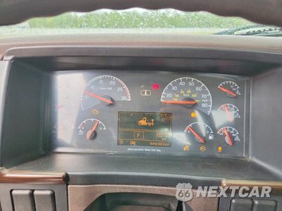 Zdjęcie 9 z 13 samochodu: 2018 VOLVO VNL SEMI TRUCK VIN:4V4N39TG1JN892844 - miniatura