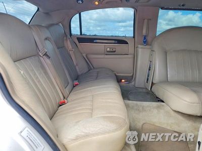 Zdjęcie 11 z 13 samochodu: 2008 LINCOLN TOWN CAR EXECUTIVE VIN:2L1FM88W08X658708 - miniatura