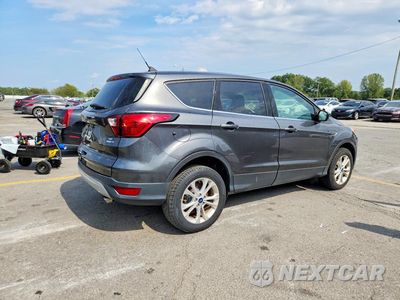 Trzecie zdjęcie samochodu z tyłu: 2019 FORD ESCAPE SE VIN:1FMCU9GD2KUC34310 - miniatura