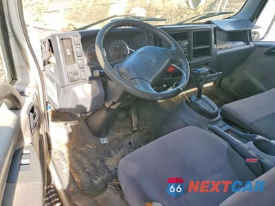 Zdjęcie 8 z 13 samochodu: 2013 ISUZU NPR BOX TRUCK VIN:JALB4W170D7400888 - miniatura