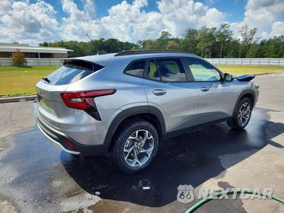 Trzecie zdjęcie samochodu z tyłu: 2026 CHEVROLET TRAX 1LT VIN:KL77LHEPXTC124917 - miniatura