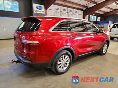 Trzecie zdjęcie samochodu z tyłu: 2017 KIA SORENTO LX V6 VIN:5XYPGDA54HG191990 - miniatura