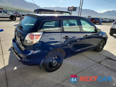 Trzecie zdjęcie samochodu z tyłu: 2005 TOYOTA MATRIX BASE VIN:2T1LR32E95C429597 - miniatura