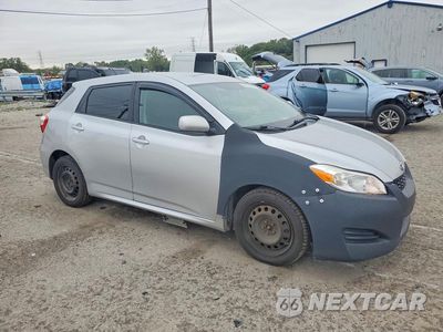 Czwarte zdjęcie samochodu z boku: 2009 TOYOTA MATRIX BASE VIN:2T1KU40EX9C103252 - miniatura