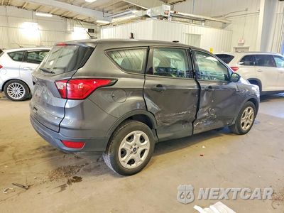 Trzecie zdjęcie samochodu z tyłu: 2019 FORD ESCAPE S VIN:1FMCU0F72KUA63419 - miniatura