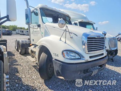 Czwarte zdjęcie samochodu z boku: 2018 FREIGHTLINER COLUMBIA 120 SEMI TRUCK VIN:3ALXA7CG6JDJX4102 - miniatura